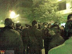 群众群殴警察视频,现场视频揭示惊人一幕